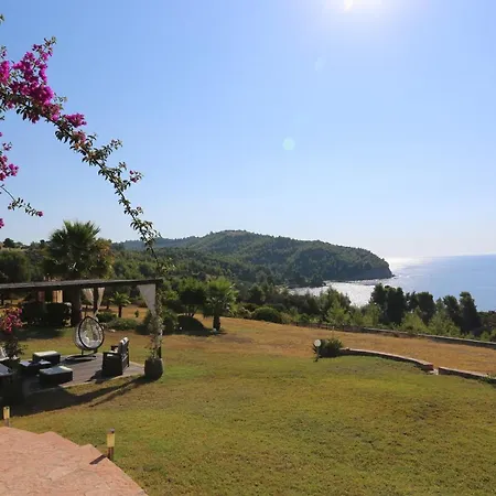 On Earth - Private Villa, Huge Garden, 4 Beaches *