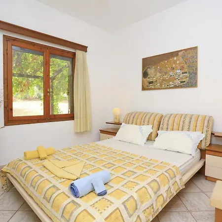 On Earth - Private Villa, Huge Garden, 4 Beaches