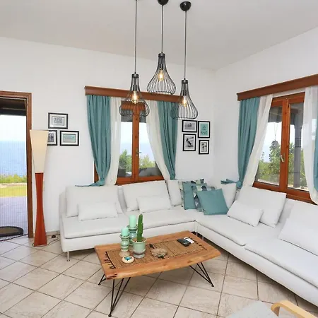 Spectacular Near The Beach! أغيا باراسكيفي